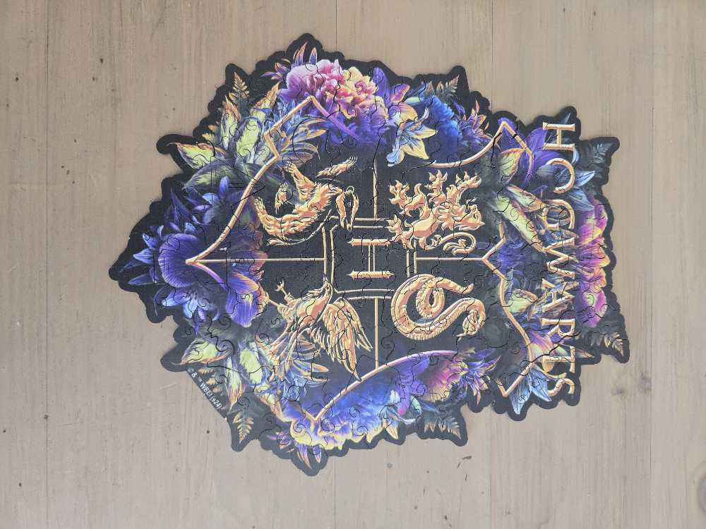 Harry Potter: Wooden Hogwarts Crest 1 - Crafthub  puzzle collectible - Main Image 3