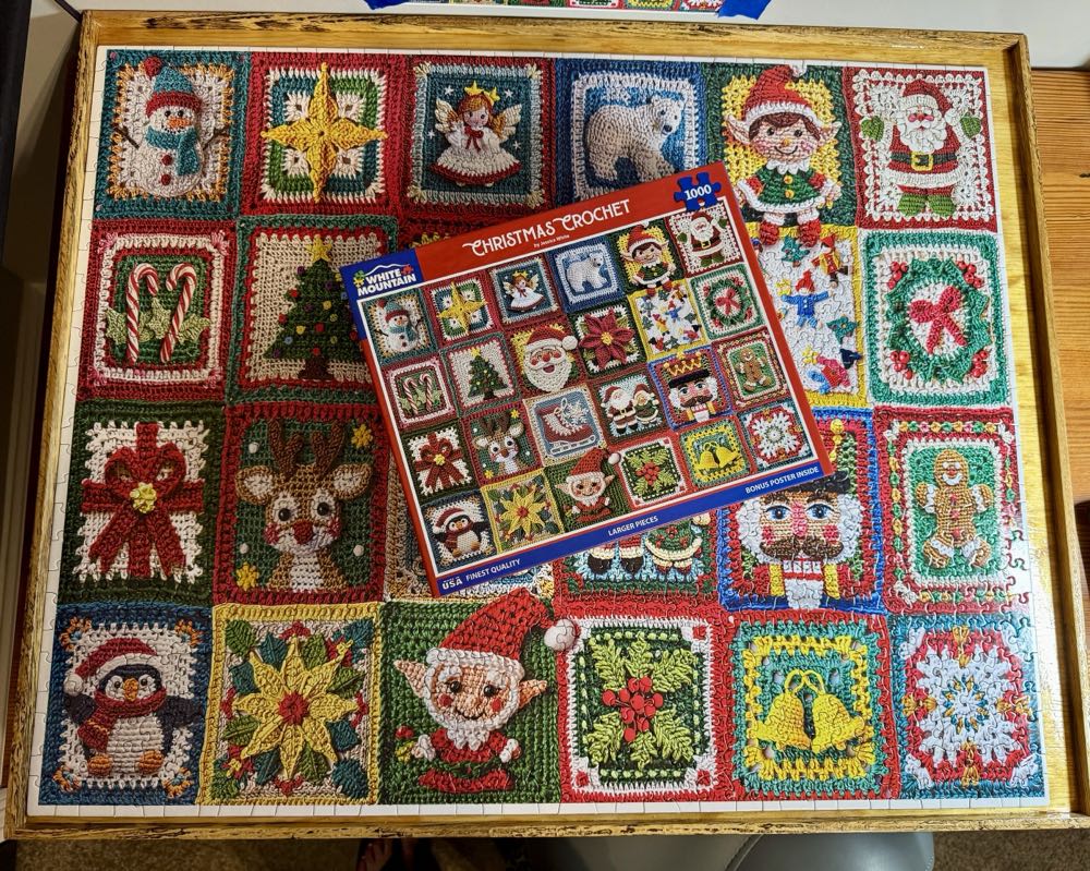 Christmas Crochet - White Mountain puzzle collectible [Barcode 724819267989] - Main Image 2
