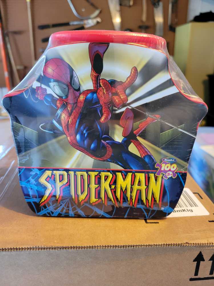 Spider-Man Puzzle In Embossed Metal Tin - Rose Art puzzle collectible [Barcode 072348316709] - Main Image 2