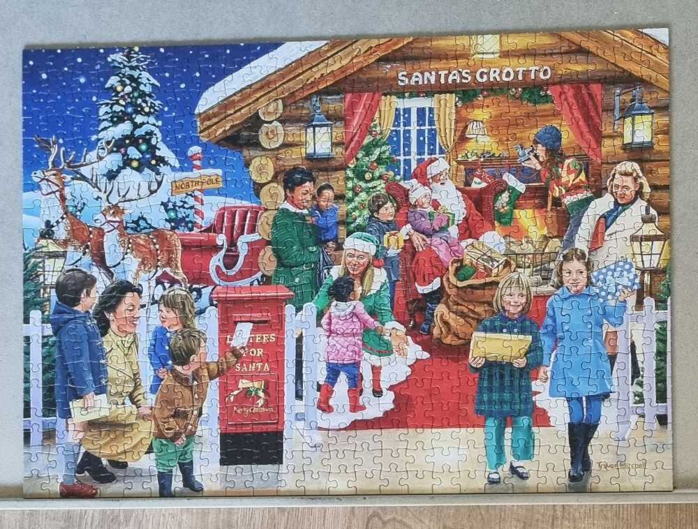 A Christmas To Remember - Gibsons puzzle collectible [Barcode 5012269050684] - Main Image 2