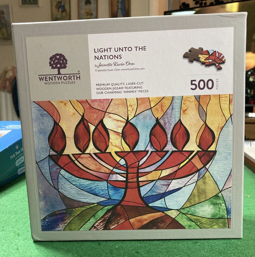 Peanuts Holiday : Snoopy on His Doghouse