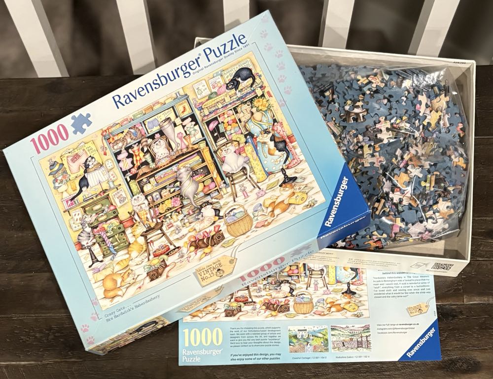 Crazy Cats-Mrs Hardwick’s Haberdashery-TRADED - Ravensburger puzzle collectible [Barcode 4005555010838] - Main Image 3
