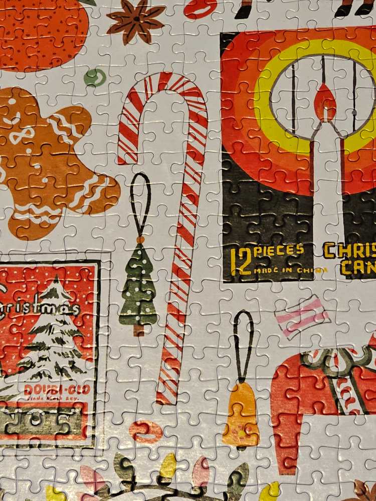 Christmas - Happily Puzzles puzzle collectible [Barcode 604565870315] - Main Image 3