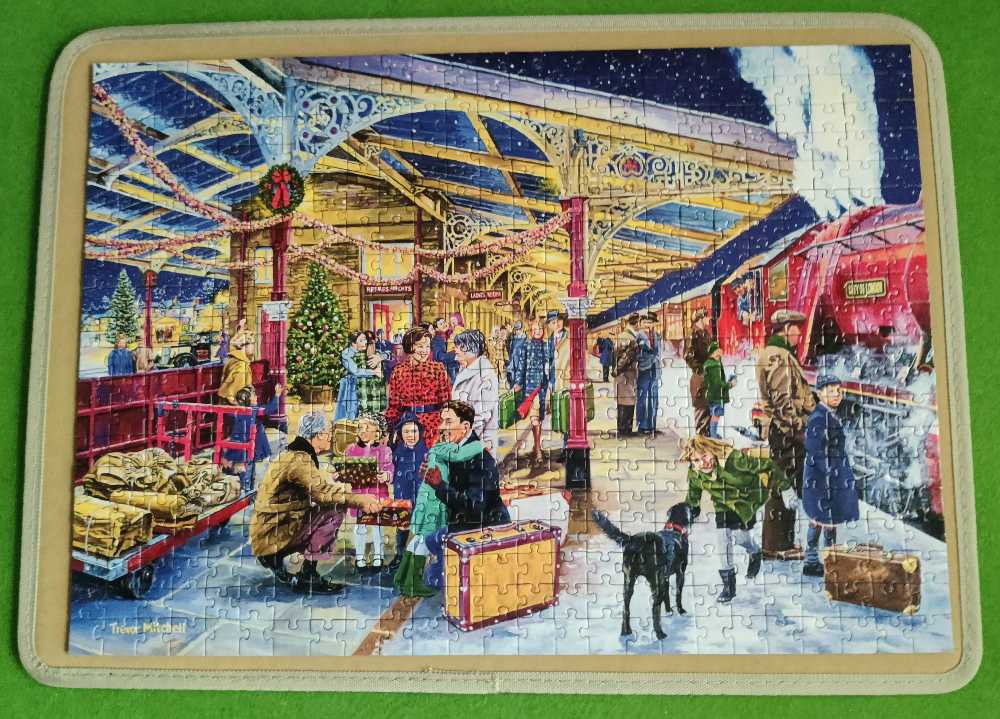Train Home For Christmas - Corner Piece puzzle collectible [Barcode 5052089369917] - Main Image 2