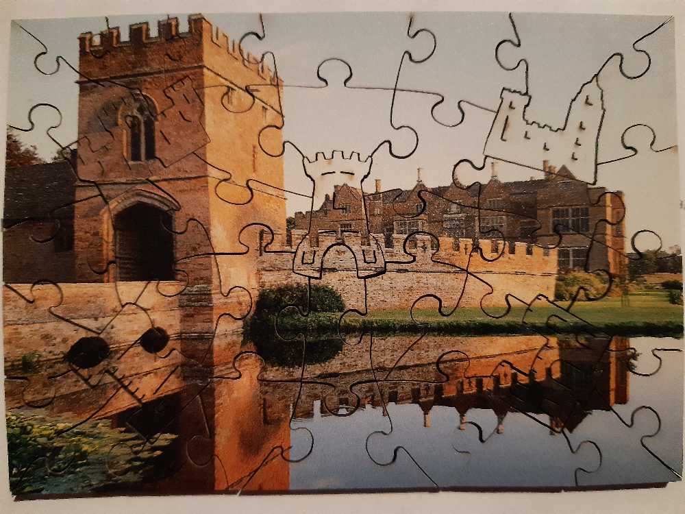 Broughton Castle, Oxfordshire - Wentworth puzzle collectible [Barcode 6050265205263] - Main Image 2