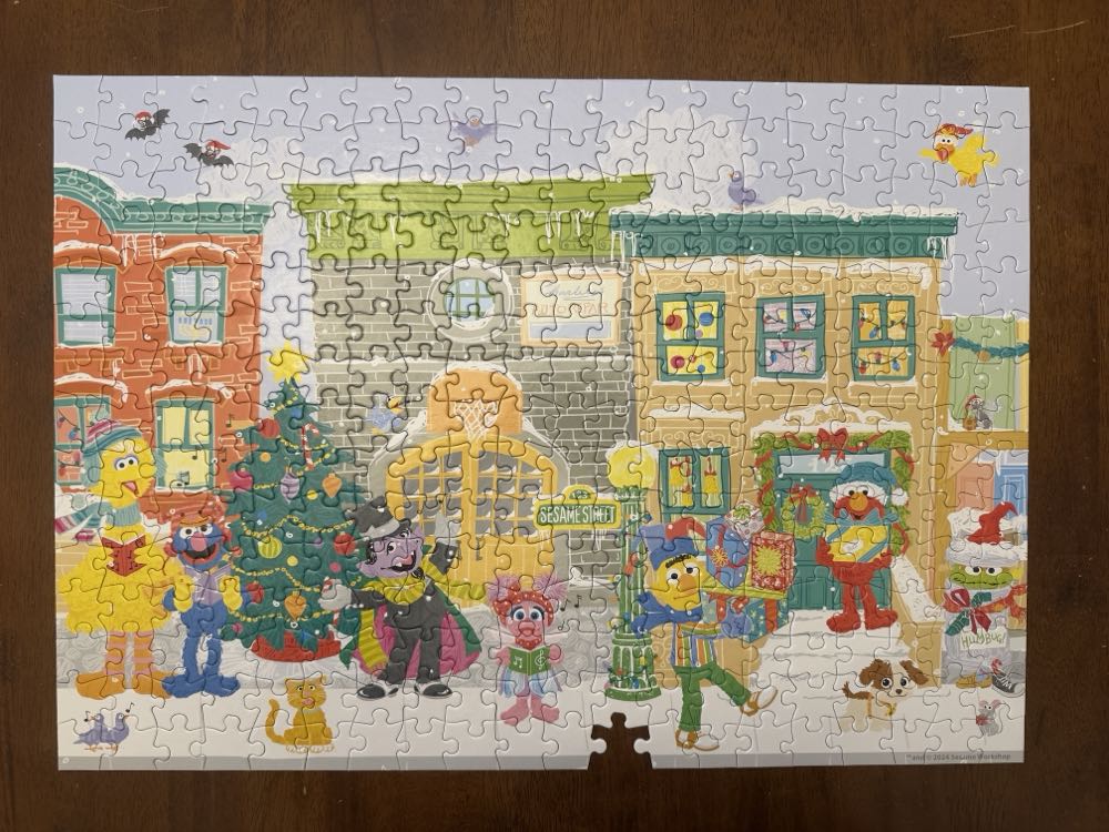 Carolers On Sesame Street - Buffalo puzzle collectible [Barcode 079346224265] - Main Image 2