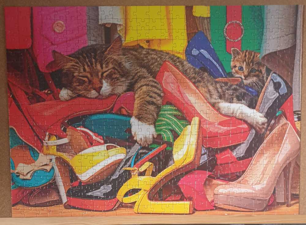 Closet Cats - Corner Piece puzzle collectible [Barcode 5052089371507] - Main Image 2