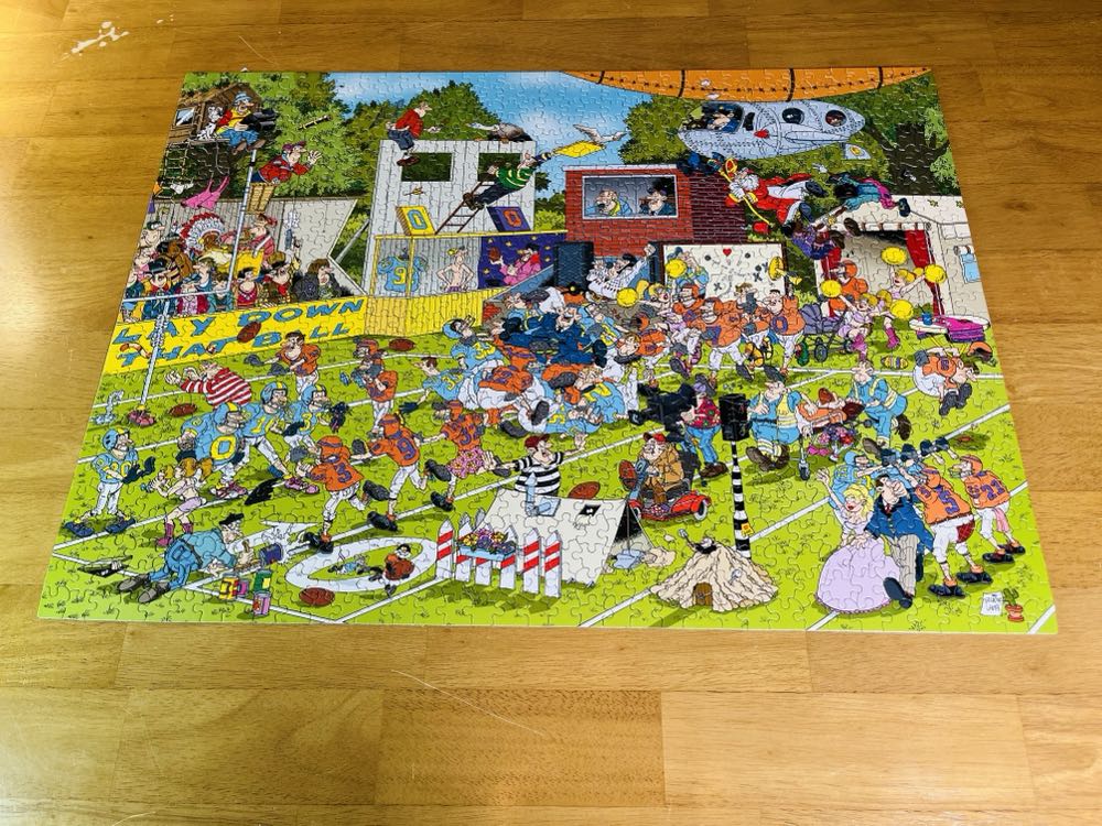 Chaos On The Field - Ceaco puzzle collectible [Barcode 021081331104] - Main Image 2