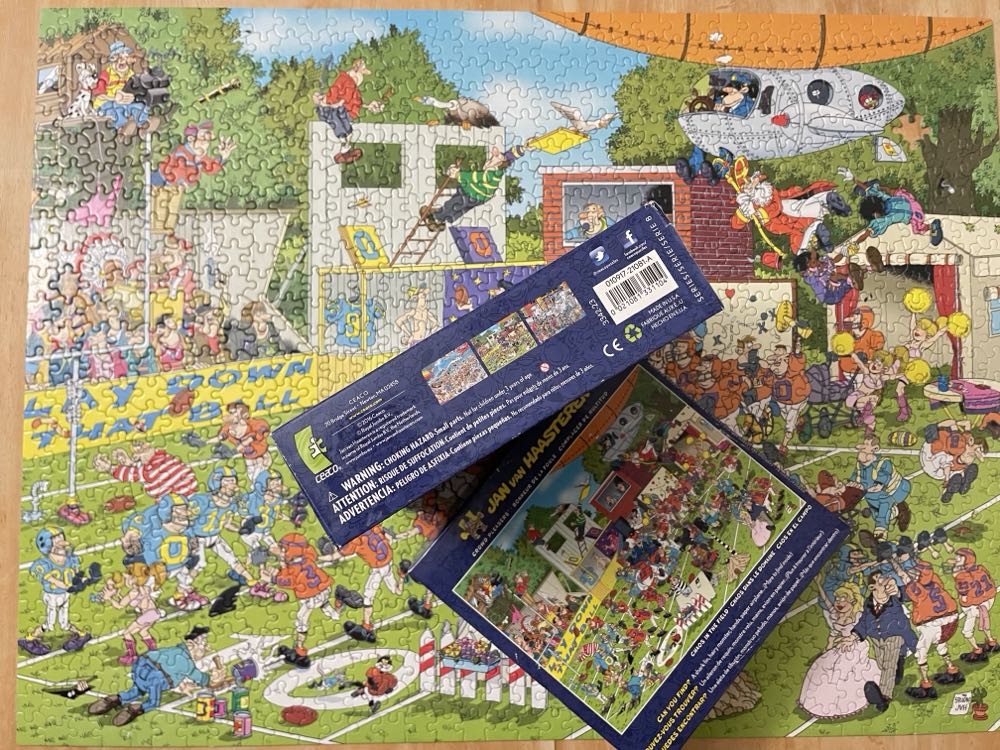 Chaos On The Field - Ceaco puzzle collectible [Barcode 021081331104] - Main Image 3