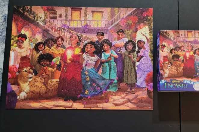 Encanto Family - Ceaco puzzle collectible [Barcode 021081223942] - Main Image 2