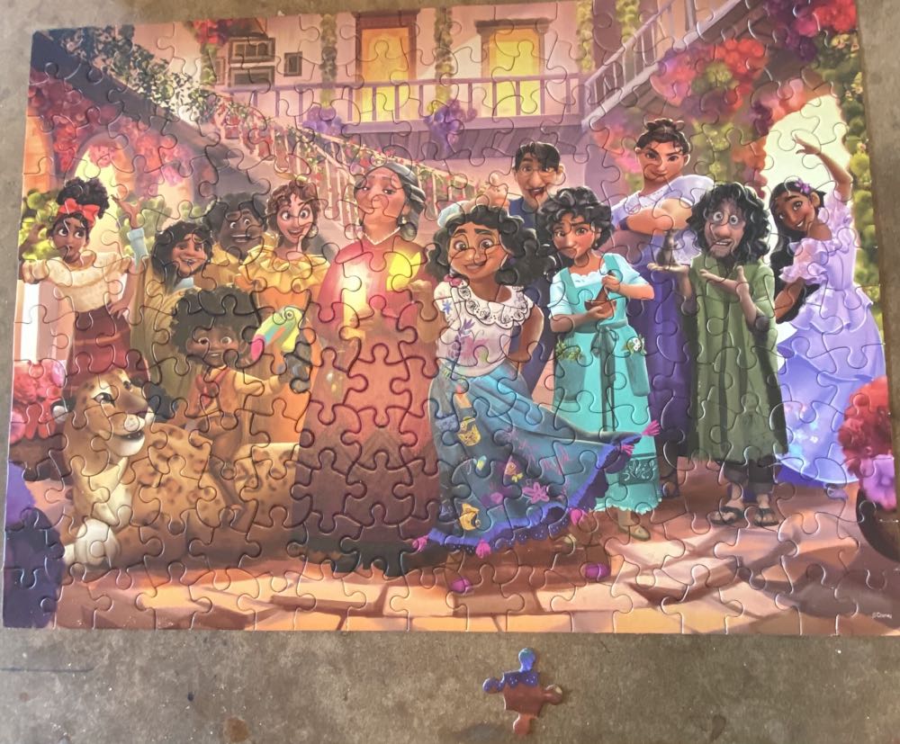 Encanto Family - Ceaco puzzle collectible [Barcode 021081223942] - Main Image 3