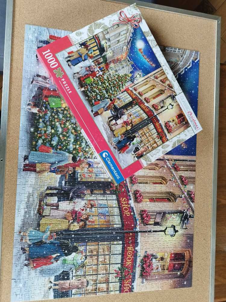 A  Christmas Stroll - Clementoni puzzle collectible [Barcode 8005125814985] - Main Image 4