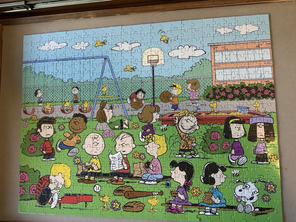 Peanuts Playground Gang - RoseArt puzzle collectible [Barcode 4895145425636] - Main Image 2