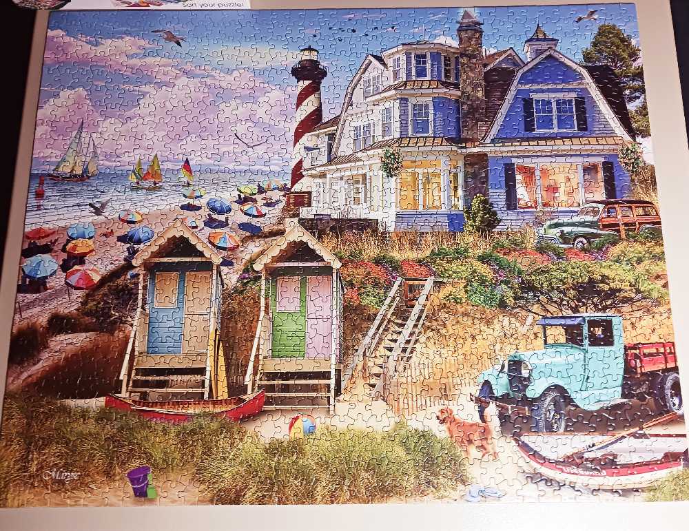 Fun At The Beach - White Mountain puzzle collectible [Barcode 724819268757] - Main Image 2