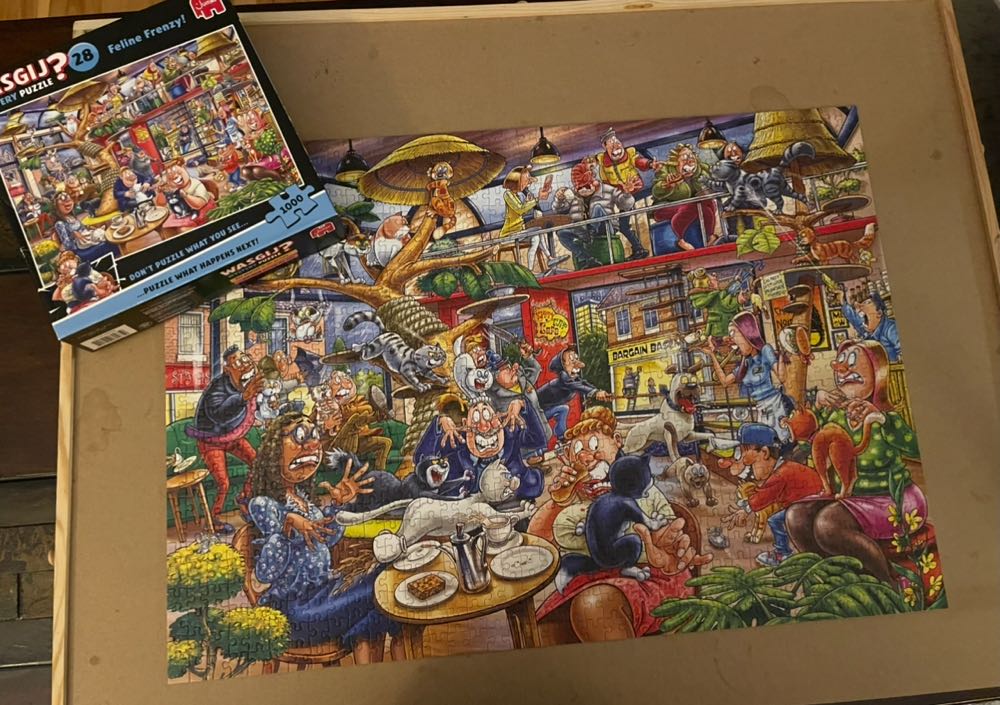 Mystery #28 Feline Frenzy! - Wasgij puzzle collectible [Barcode 8721017602859] - Main Image 2