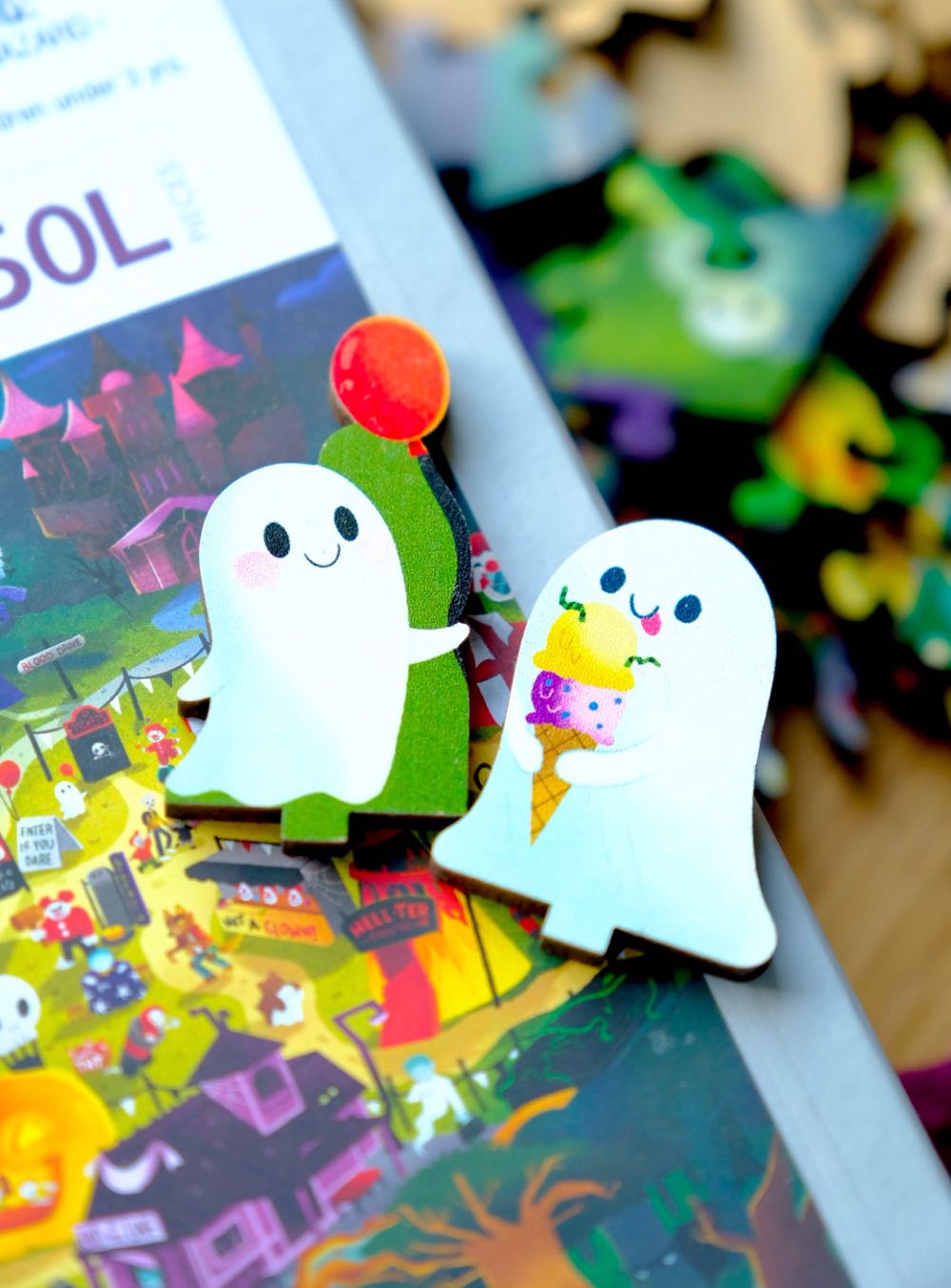 Halloweentown - With 21 Stand-up Pieces - Wentworth Wooden Puzzles puzzle collectible [Barcode 6050265405182] - Main Image 2