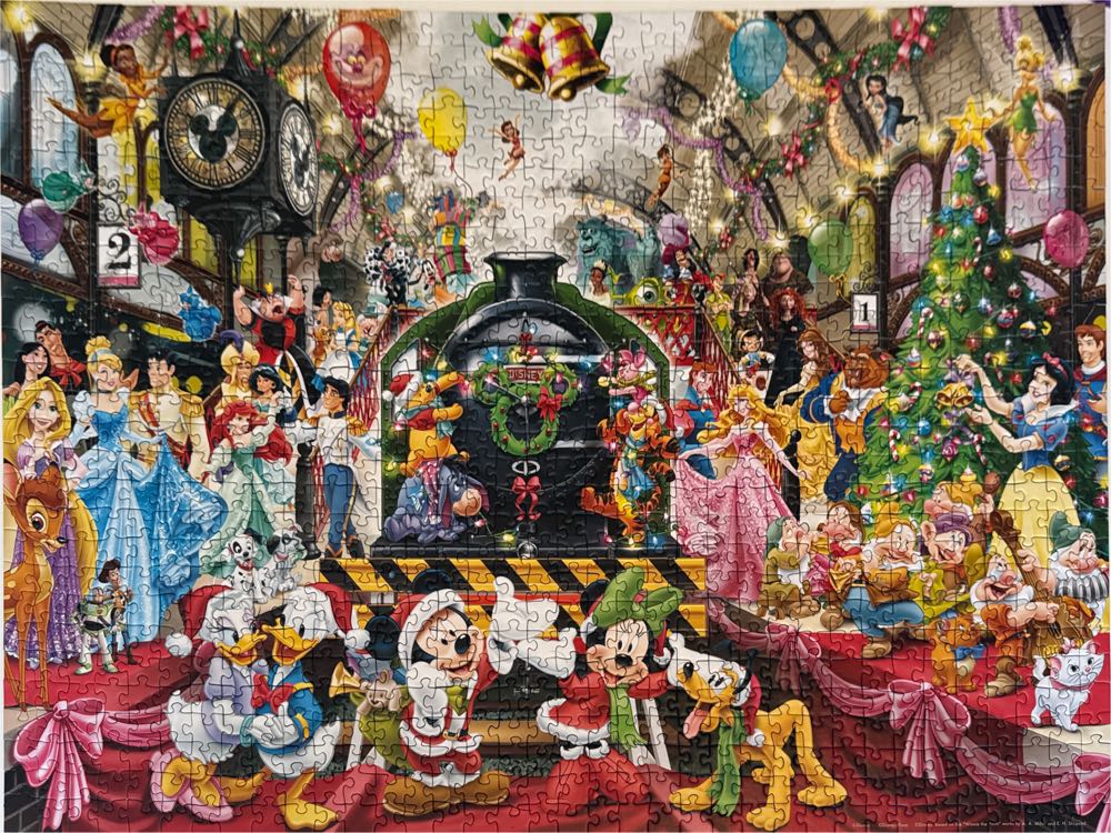 Disney All Aboard For Christmas - Ravensburger puzzle collectible [Barcode 4005555006619] - Main Image 2