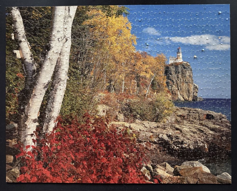 Split Rock Lighthouse - Golden Guild puzzle collectible [Barcode 033500047107] - Main Image 2