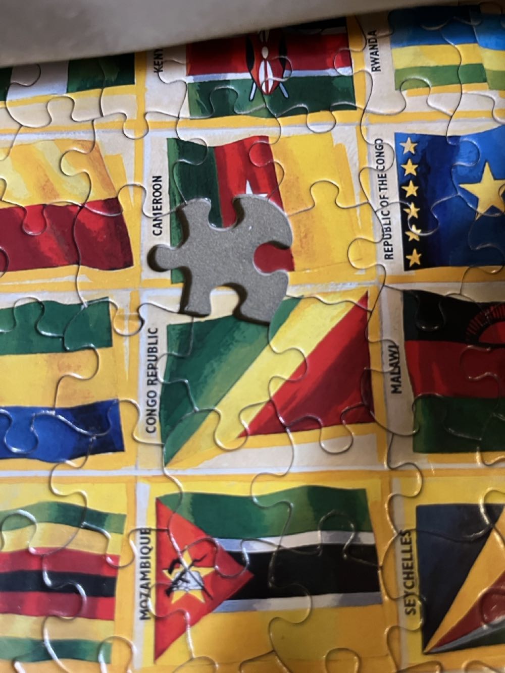 Flags of the World - White Mountain puzzle collectible - Main Image 3
