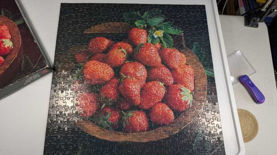 Strawberry Jamboree - Sandpiper puzzle collectible [Barcode 033500046599] - Main Image 2
