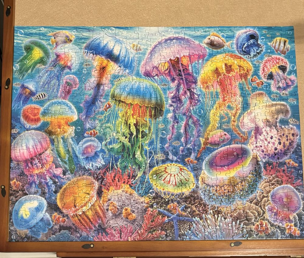 Jellyfish ♥️ - White Mountain Puzzles puzzle collectible [Barcode 724819269044] - Main Image 2