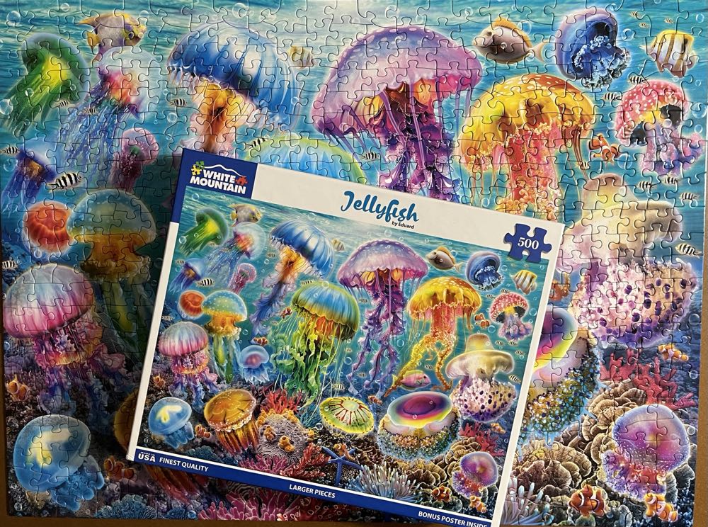 Jellyfish ♥️ - White Mountain Puzzles puzzle collectible [Barcode 724819269044] - Main Image 3