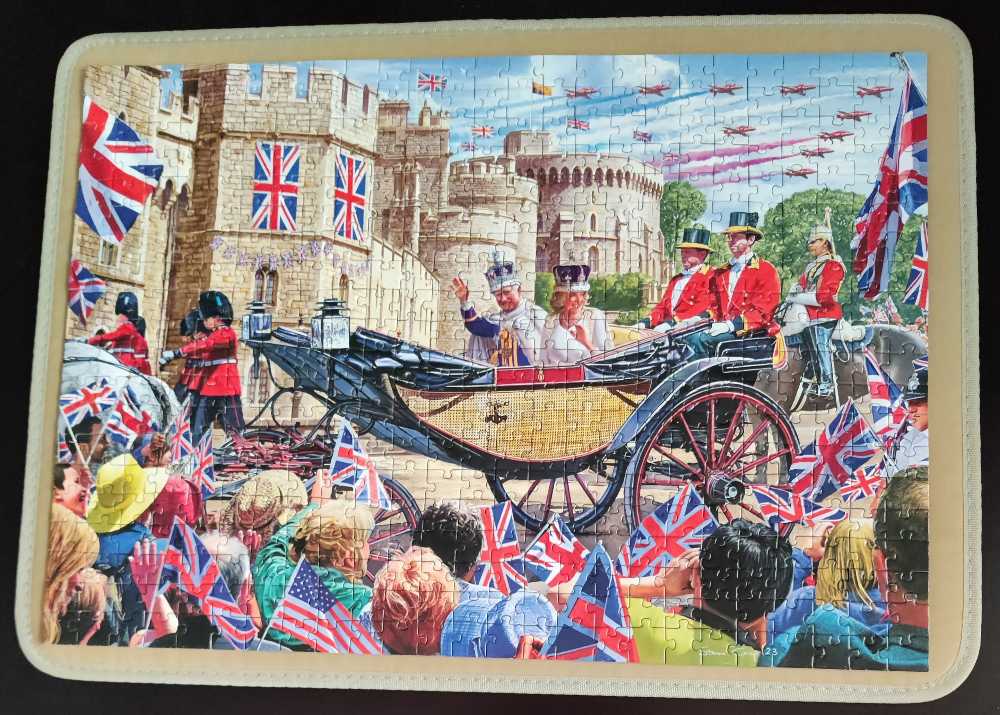 King Charles - Corner Piece puzzle collectible [Barcode 5052089356337] - Main Image 2