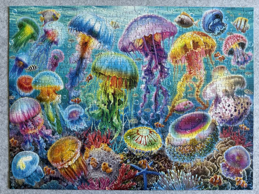 Jellyfish - White Mountain puzzle collectible [Barcode 724819269044] - Main Image 2