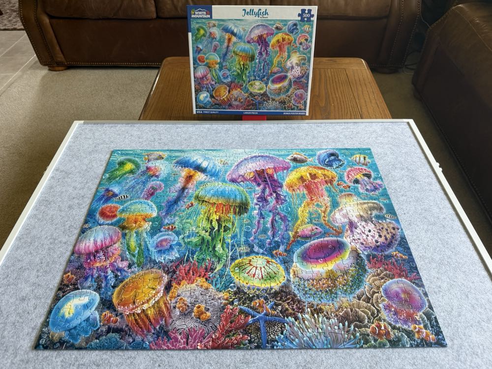 Jellyfish - White Mountain puzzle collectible [Barcode 724819269044] - Main Image 3
