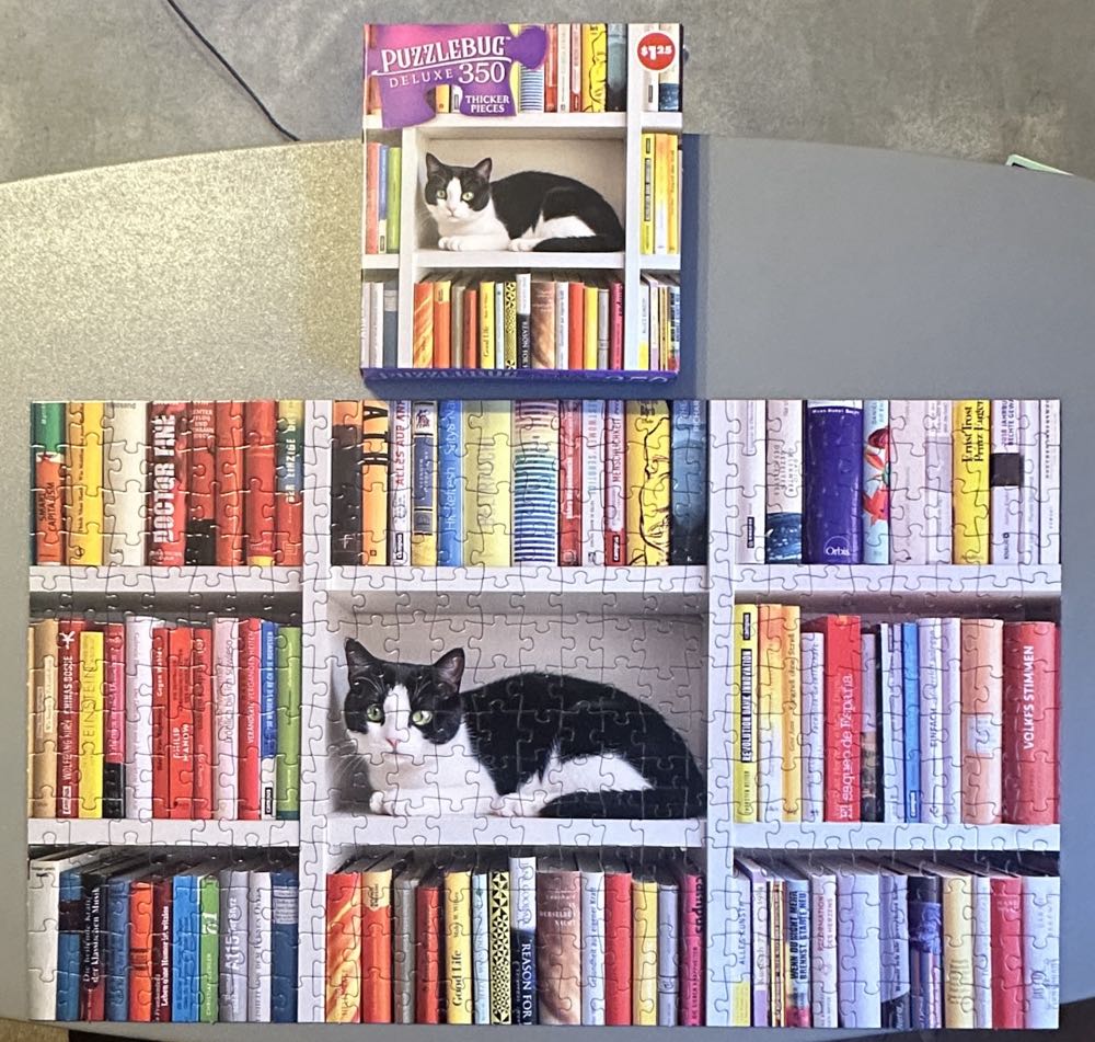 Kitten On A Bookshelf - Puzzlebug / Cra-Z-Art puzzle collectible [Barcode 4895145425438] - Main Image 2