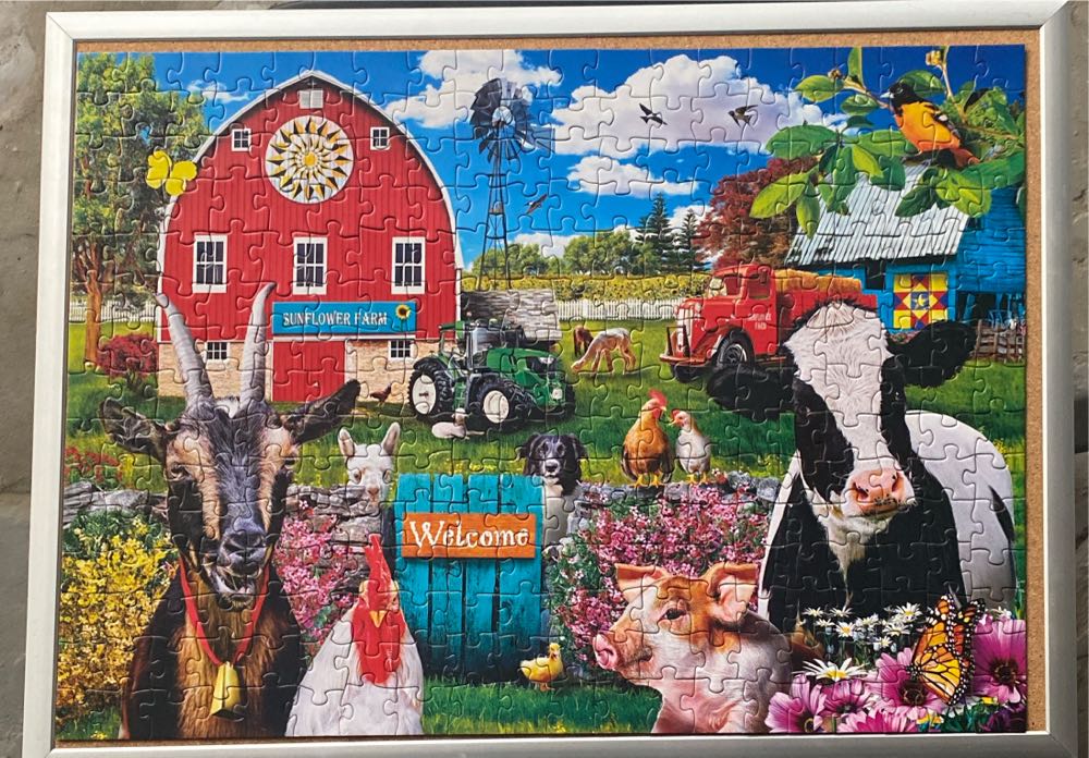 Welcoming Committee Teresa Lilly  - Master Pieces puzzle collectible [Barcode 705988525506] - Main Image 2