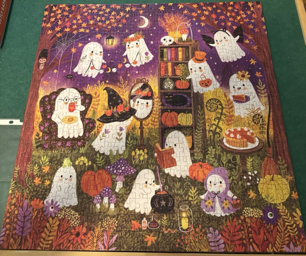 Ghostly Gathering - L👀k For - Mudpuppy puzzle collectible [Barcode 9780735386648] - Main Image 2