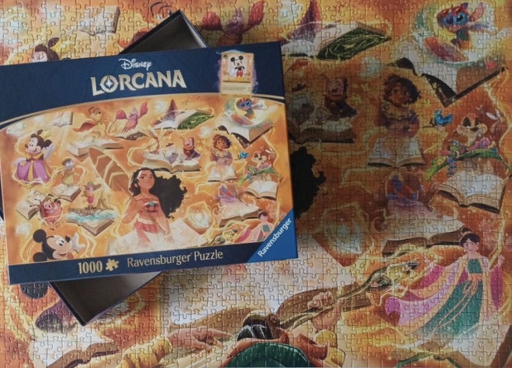 Lorcana - Glimmers of the Realm: Amber - Ravensburger puzzle collectible [Barcode 4005555016212] - Main Image 4