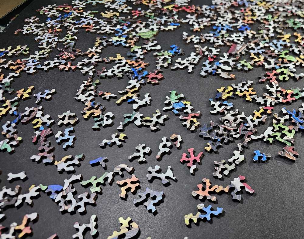 Vibrant birds - Unique Shape Jigsaw puzzle collectible [Barcode 97333609492] - Main Image 4