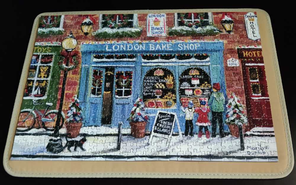 Cakes For A Crisp Winter Day - WH Smith puzzle collectible [Barcode 5013872102562] - Main Image 3