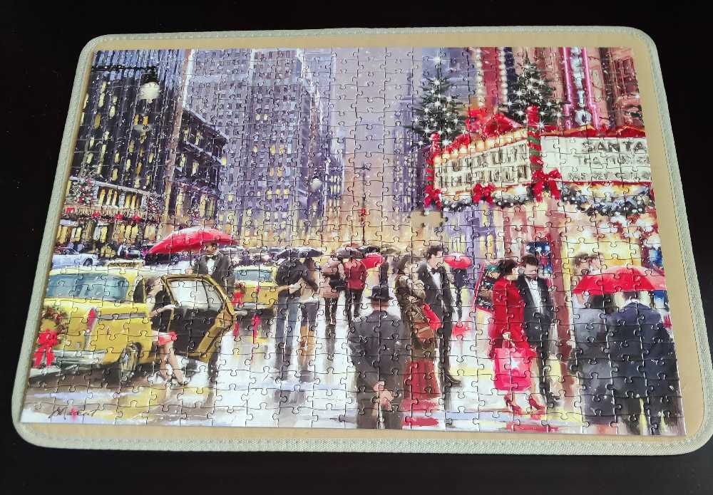 Christmas On Broadway - WH Smith puzzle collectible [Barcode 5013872084097] - Main Image 2