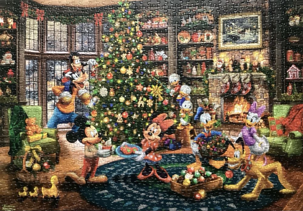 Mickey and Minnie Trimming the Tree - Schmidt puzzle collectible [Barcode 4001504580476] - Main Image 2