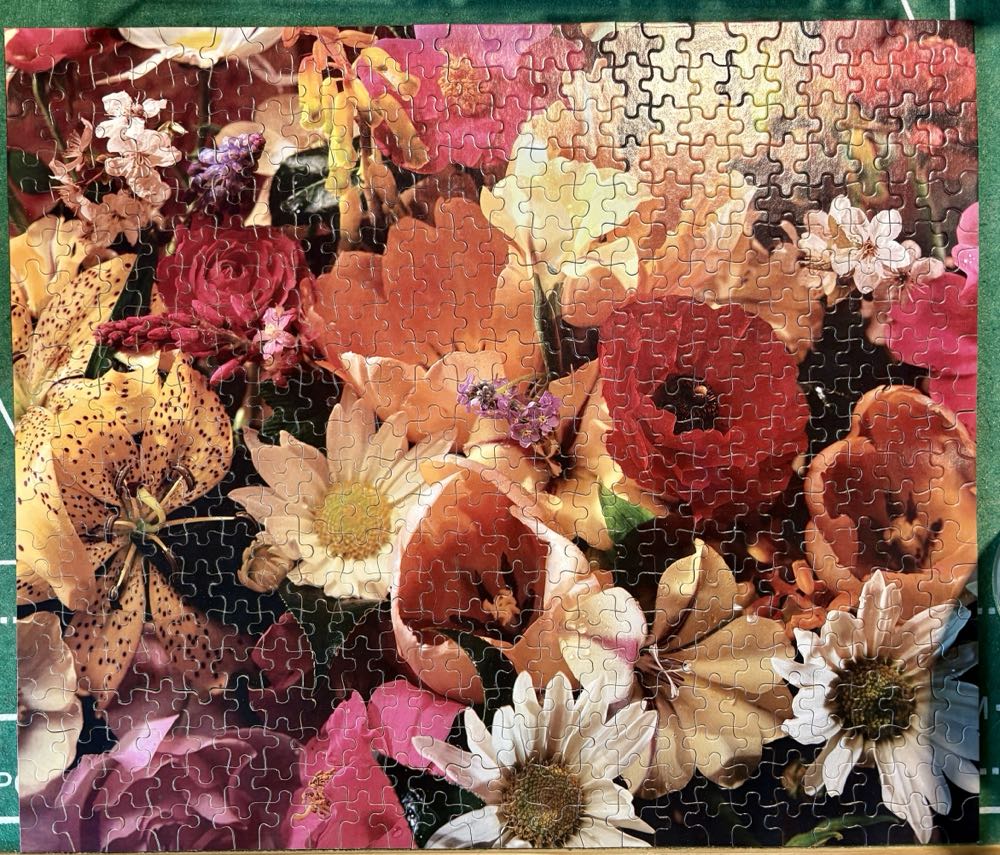 Picturesque Petals - Golden puzzle collectible [Barcode 033500046469] - Main Image 2