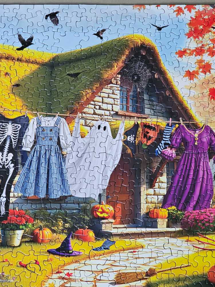 Halloween Laundry Day  - Springbok puzzle collectible [Barcode 091683017713] - Main Image 4