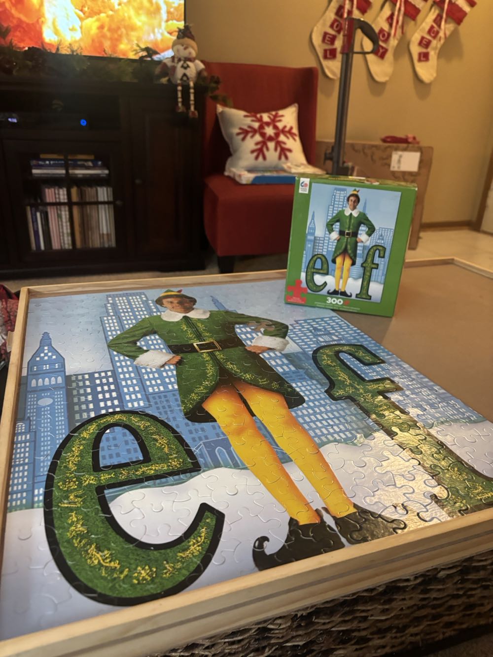 Elf Will Ferrell 300 Piece Jigsaw Open Box  puzzle collectible [Barcode 021081220293] - Main Image 2