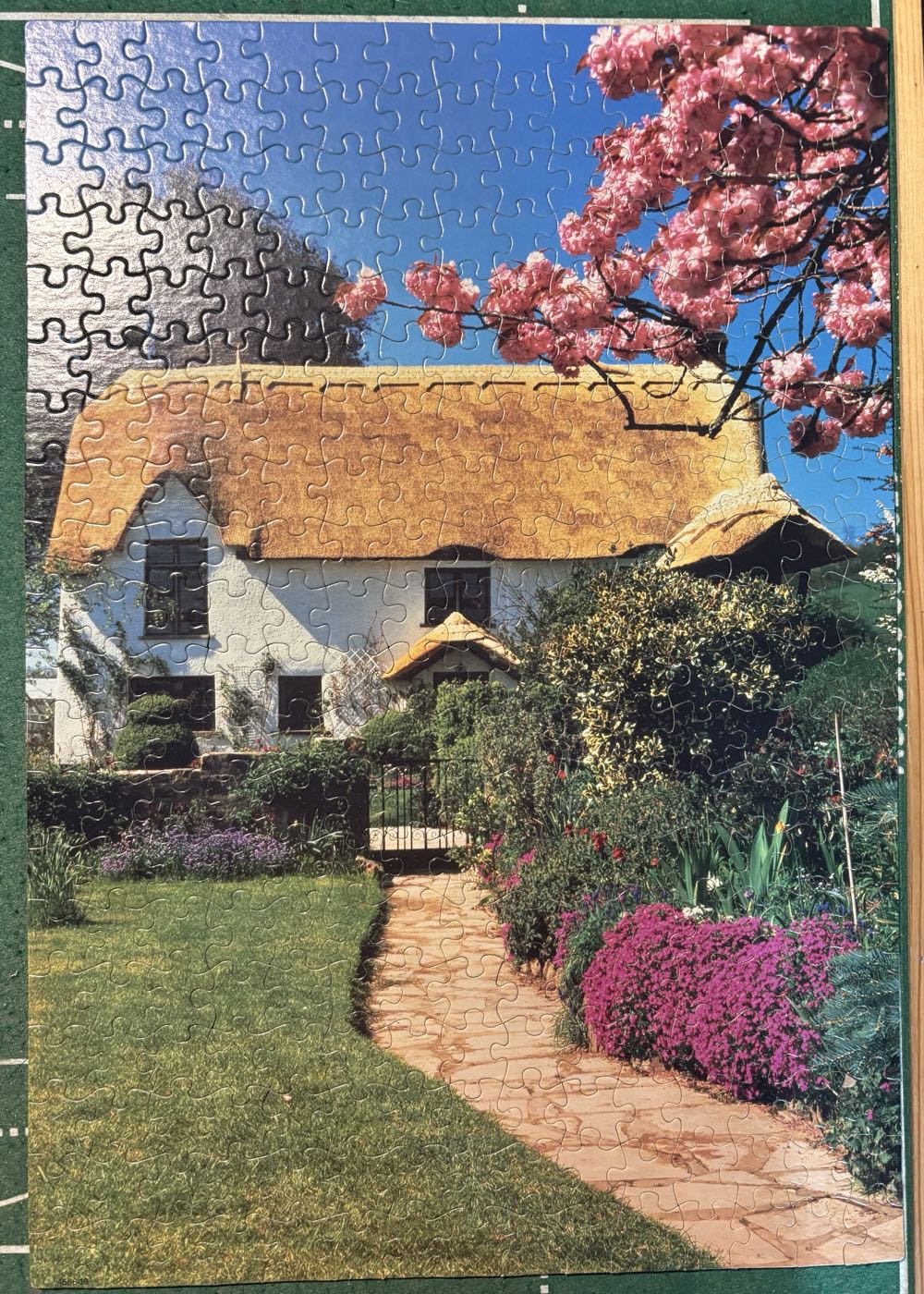 English Cottage - MB Puzzle puzzle collectible [Barcode 032244045660] - Main Image 2