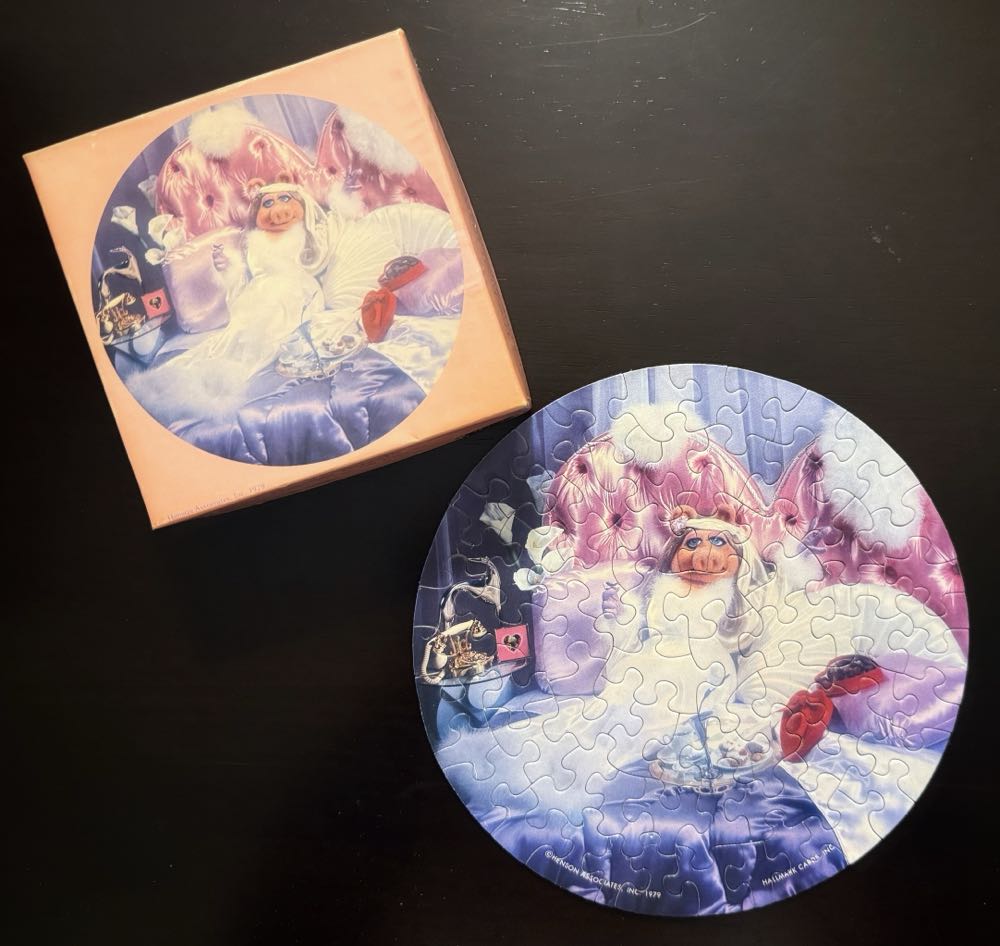 Miss Piggy Dream Bed* - Springbok (Vintage) puzzle collectible - Main Image 3