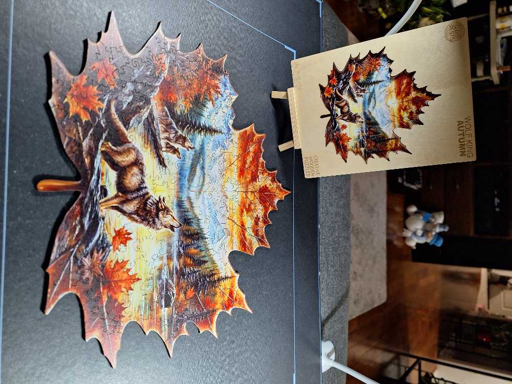 Wolf King Autumn - Wood Bests puzzle collectible - Main Image 2