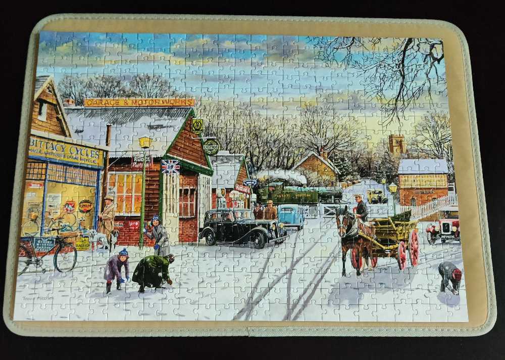 Snowball Fight - Corner Piece puzzle collectible [Barcode 5052089347403] - Main Image 2