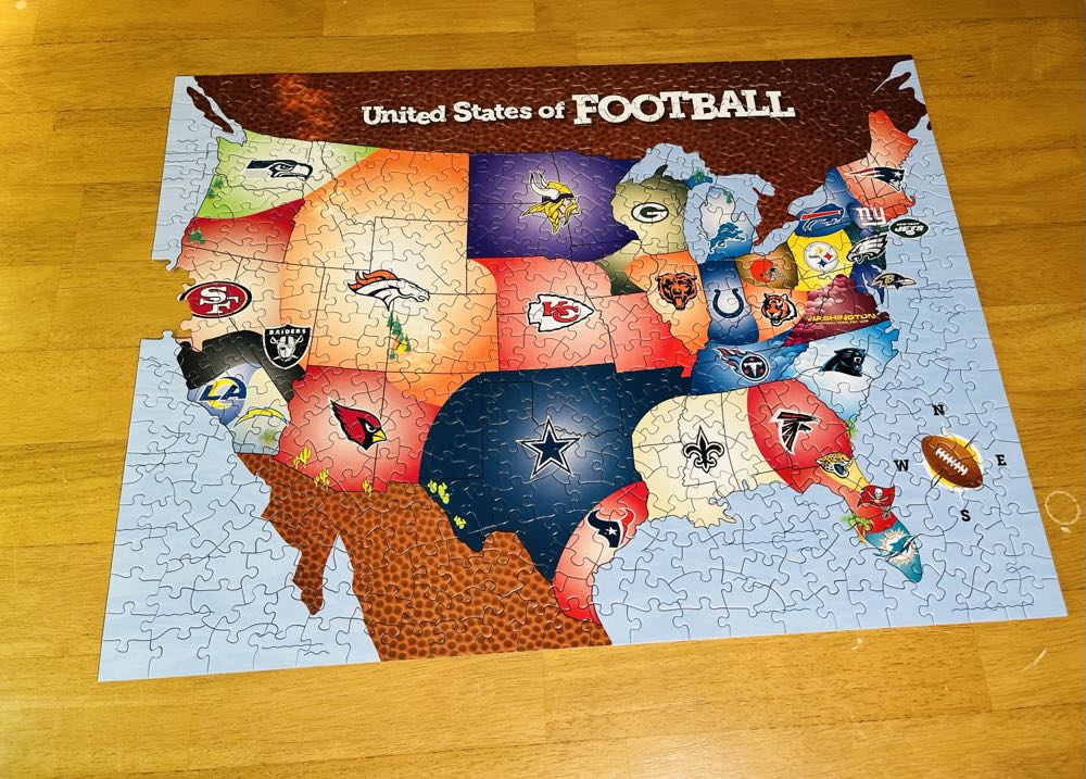 United States Of Football - Master Pieces puzzle collectible [Barcode 705988011832] - Main Image 2