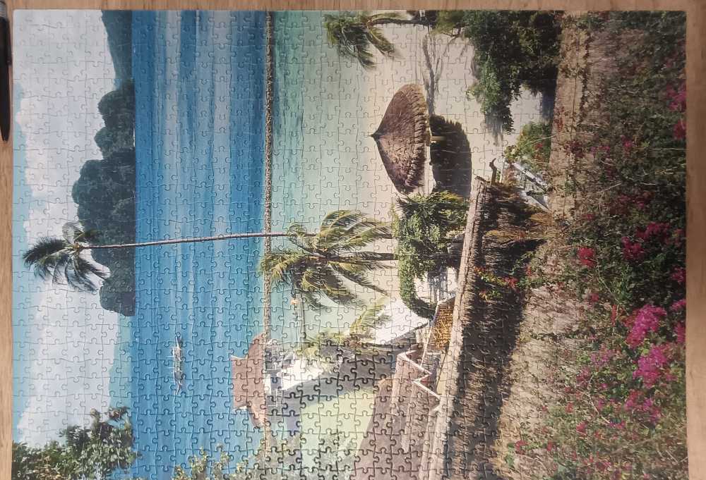 Clementoni Strand  puzzle collectible [Barcode 1955125204477] - Main Image 2