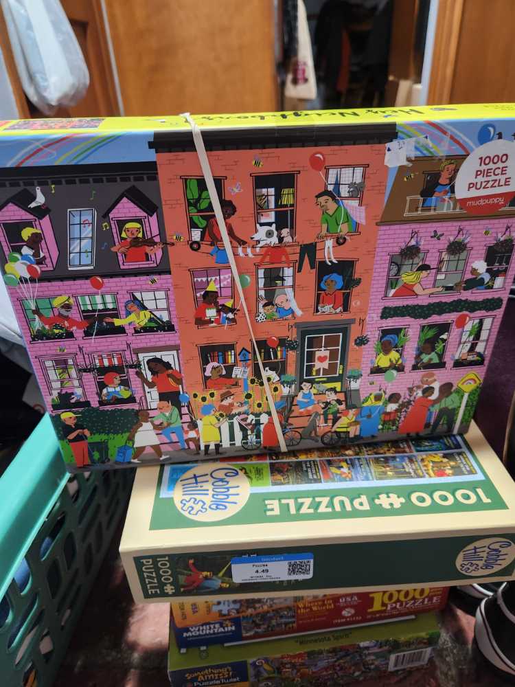 Hey Neighbors! - Mudpuppy puzzle collectible [Barcode 8107335375246] - Main Image 2