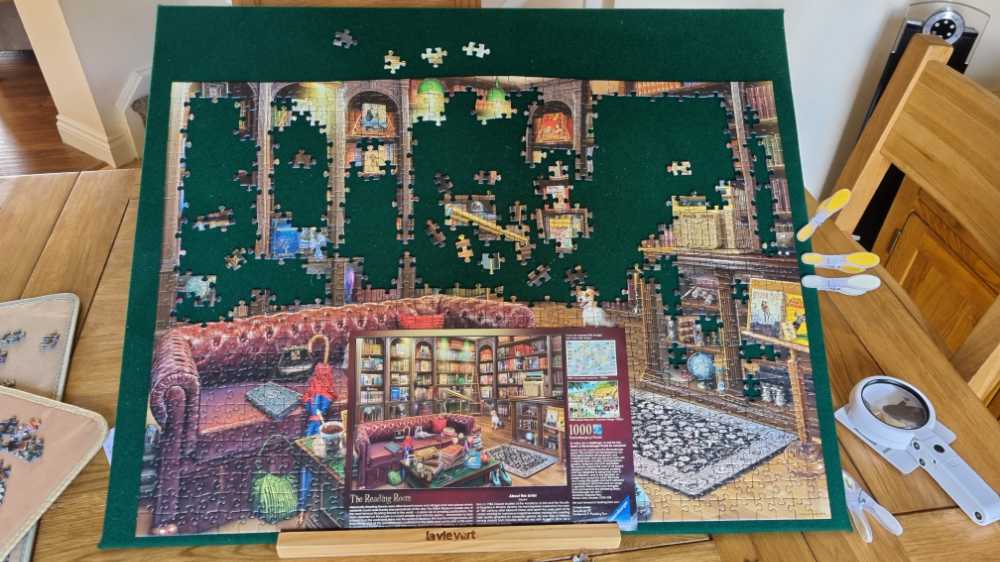 The Reading Room - Ravensburger puzzle collectible [Barcode 4005556198467] - Main Image 3