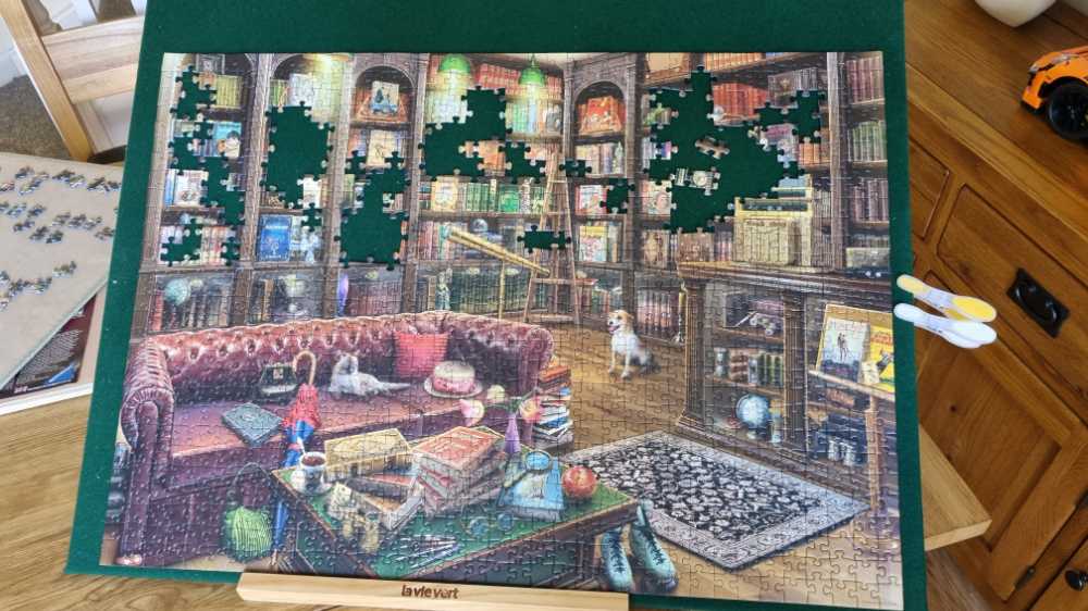 The Reading Room - Ravensburger puzzle collectible [Barcode 4005556198467] - Main Image 4