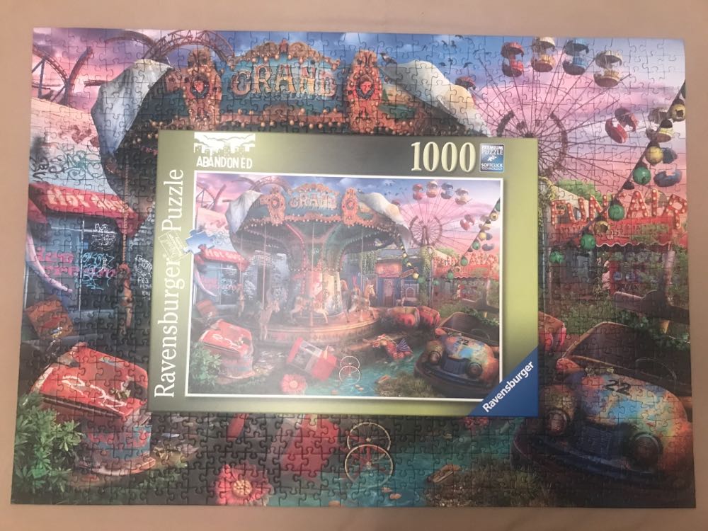 Gloomy Carnival - Ravenburger puzzle collectible [Barcode 4005556161904] - Main Image 3